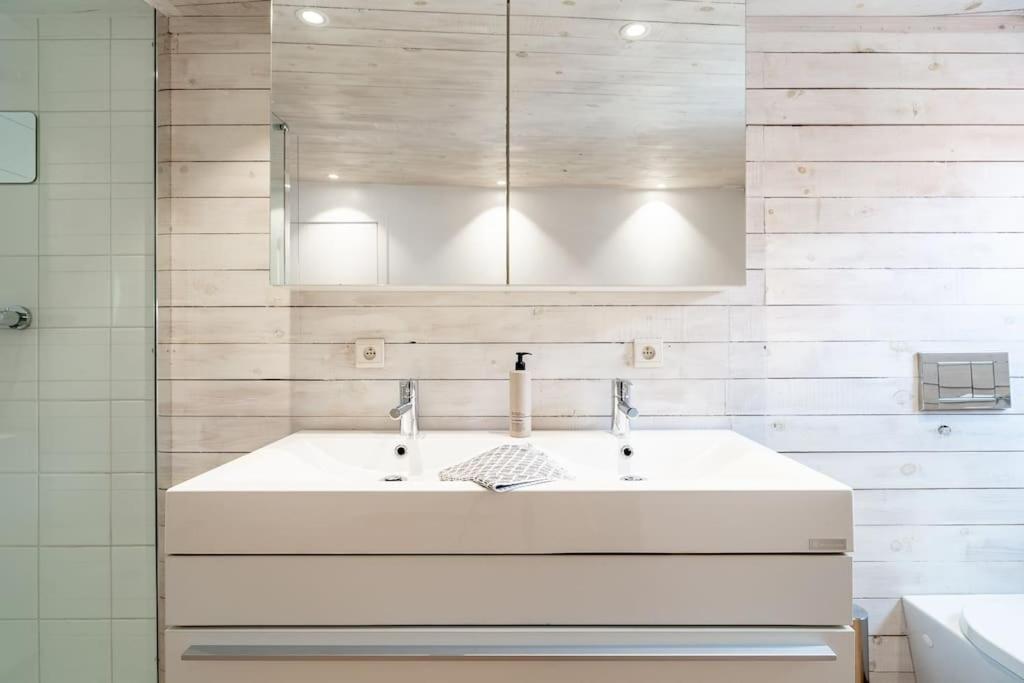 The Bruges Belfry View Apartment ภายนอก รูปภาพ